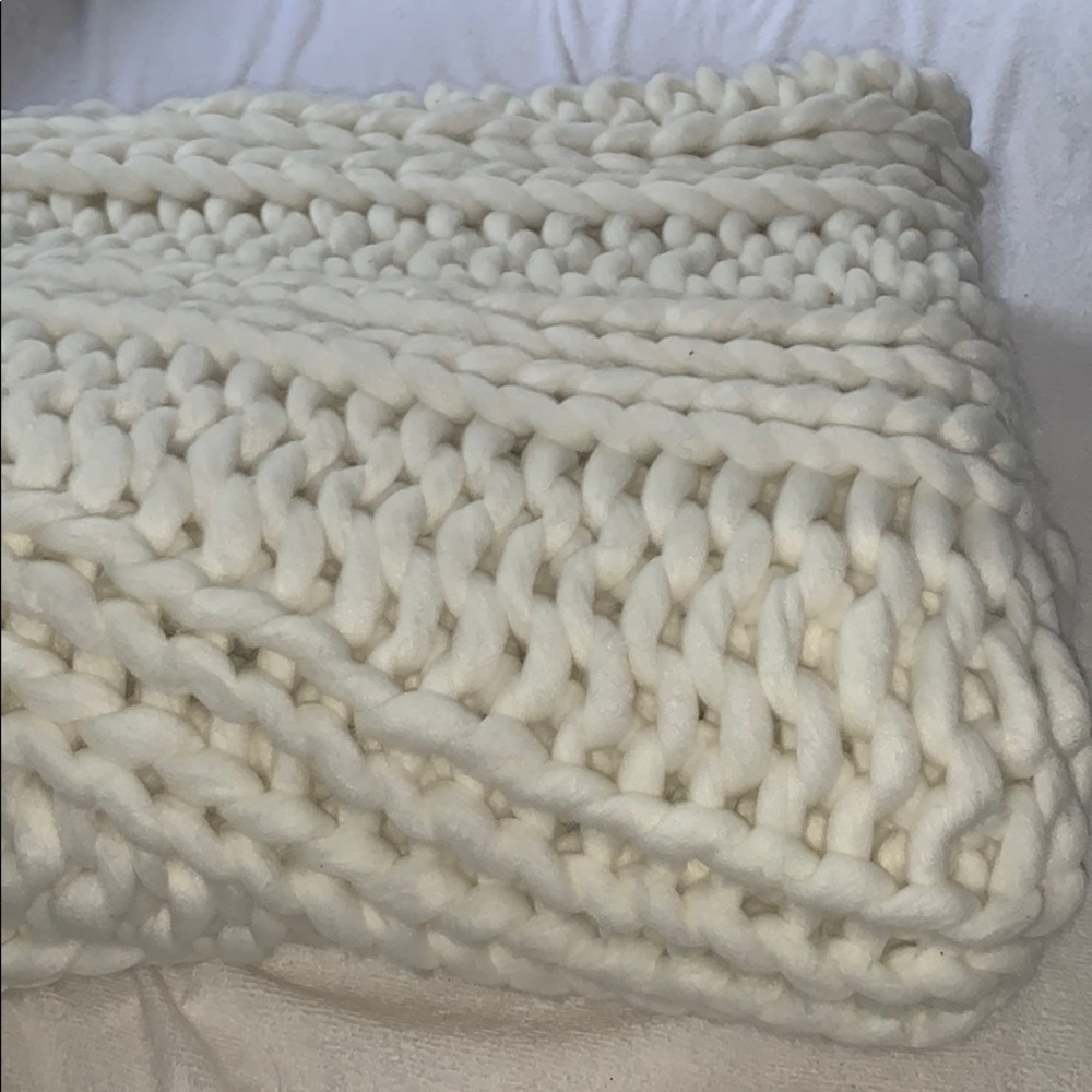 Thick yarn/wool blanket.